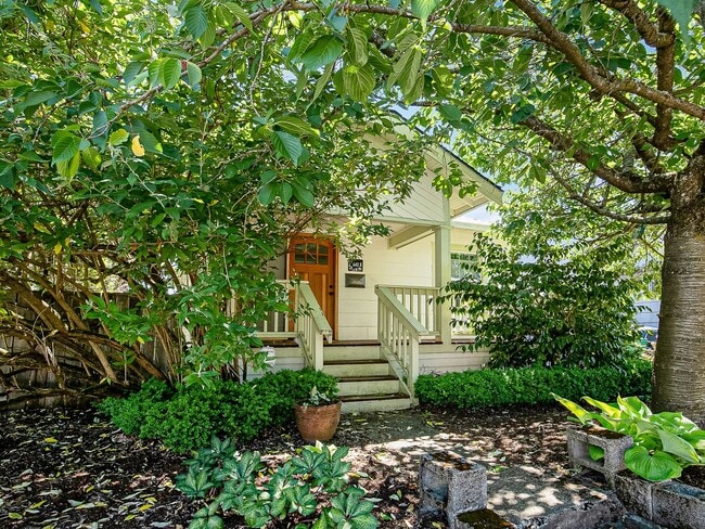 Foto del edificio - Adorable, vintage 1924 2-bdrm/1-bath w/ fe...