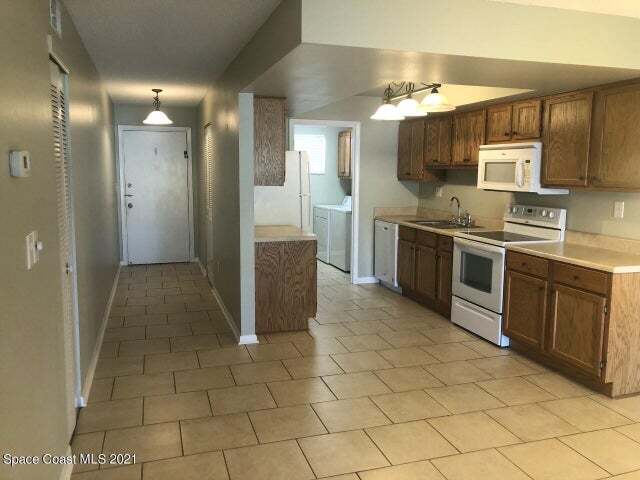 Foto del edificio - 2135 N Courtenay Pkwy
