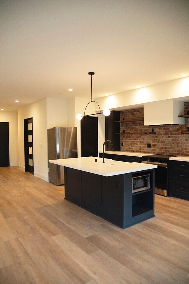 Foto del edificio - East Sacramento - New Construction 1 bedroom + office/ 1 bathroom