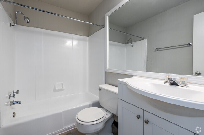 2BR, 1.5BA - 950SF - Full Bath - West Hills Apartments