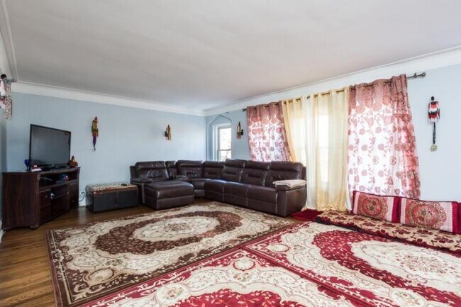 Building Photo - 4 bedroom in Chicago IL 60659