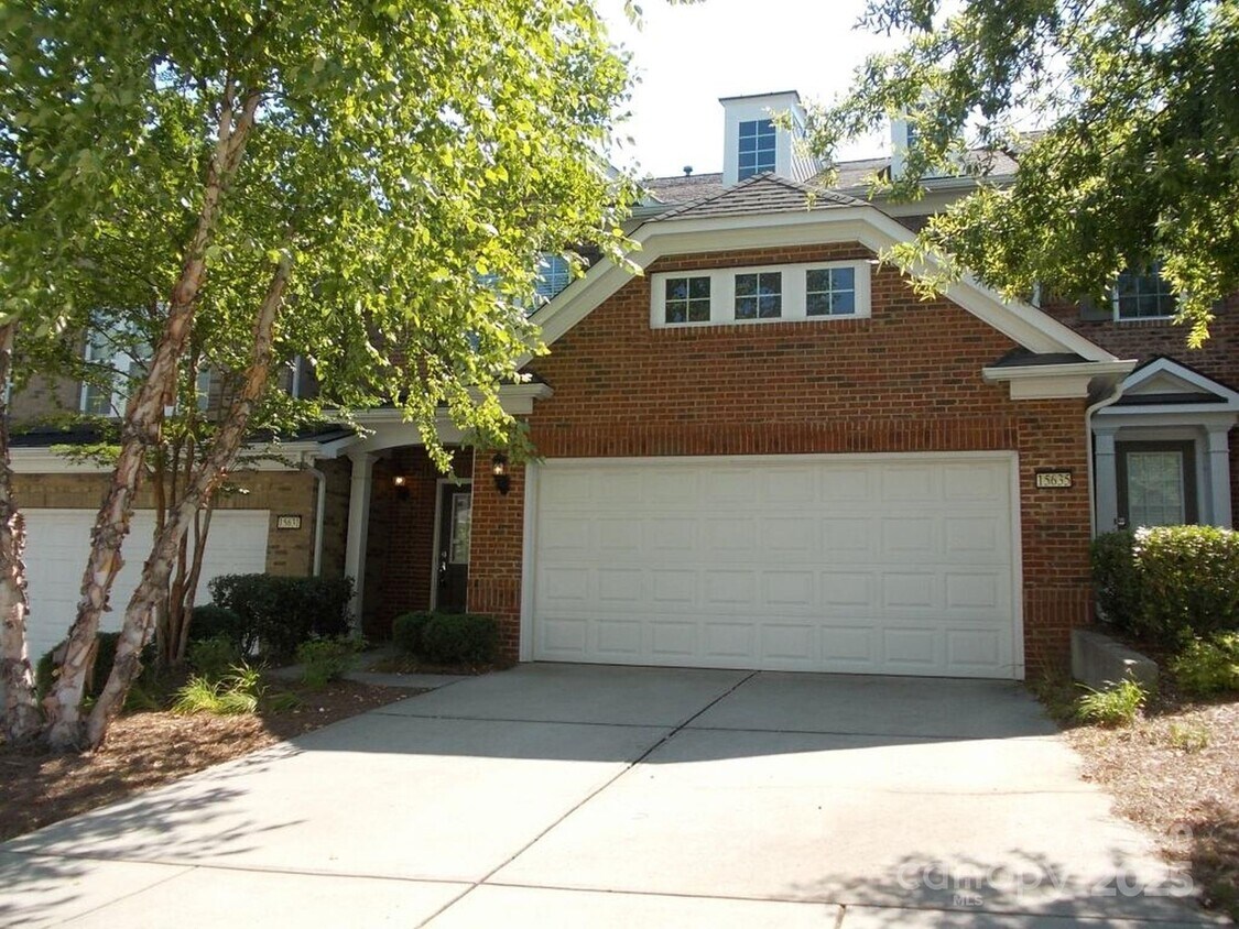 Foto principal - 15635 Canmore Street