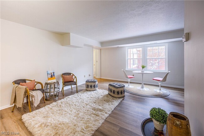 Foto del edificio - 19436 Van Aken Blvd