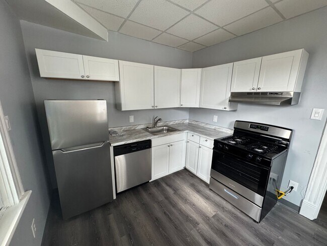 Foto del edificio - Renovated 3/1 Duplex In The Heart Of Pitcairn!! Available January 10th!