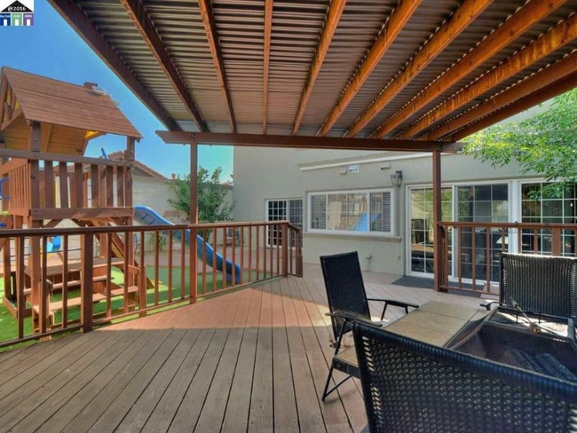 Building Photo - 3813 Lake Ontario Dr