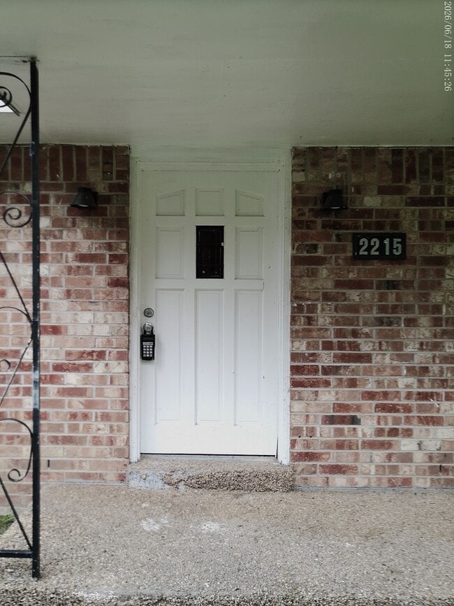 Building Photo - 2215 Fairfield Dr