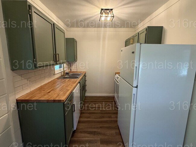 Building Photo - $1000 3 bedroom / 1 bathroom - Single Fami...