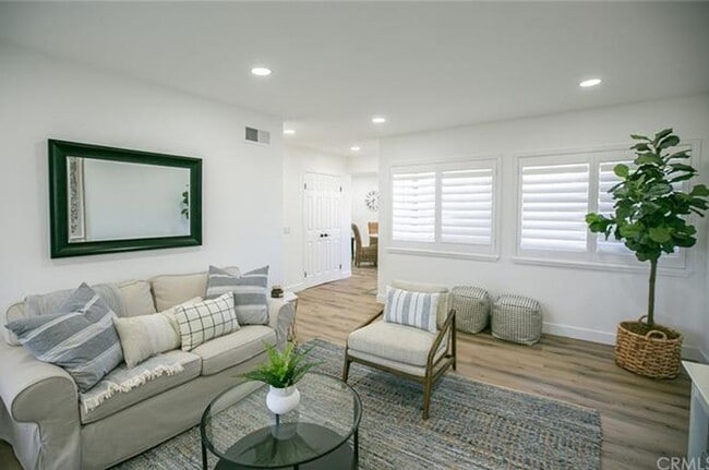 Building Photo - Beautifully Remodeled Single-Story Condo i...