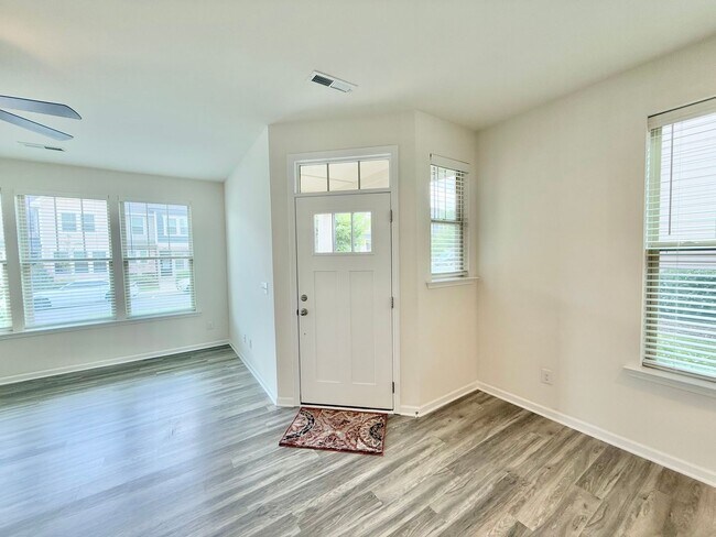 Building Photo - Stunning 3BD, 2.5BA End Unit Townhome in t...