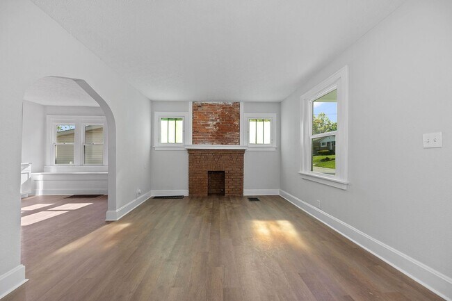 Building Photo - PRICE HILL - Stunning 4 bed 2 bath on quie...