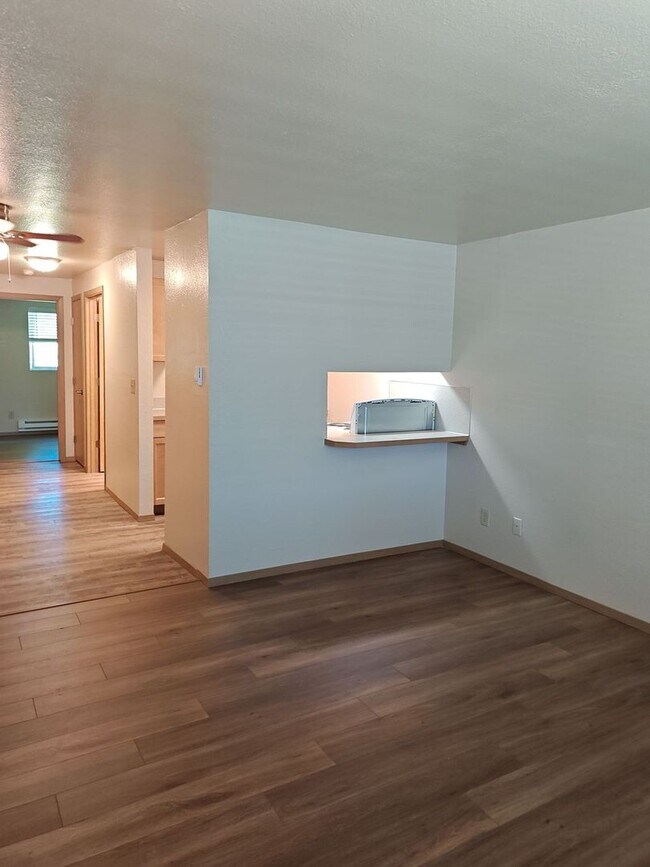 Building Photo - Ground Floor Unit!