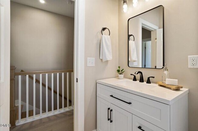 Baño de la planta superior - 320 Gray Ave