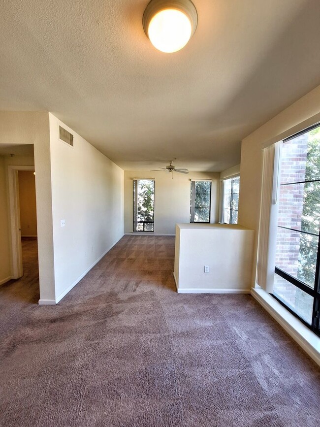 Building Photo - Second Floor 2bd Condo in The Brickyard Wi...