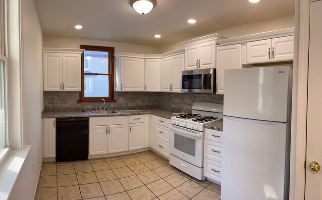 Building Photo - Newly Remodeled 2 Bedroom House