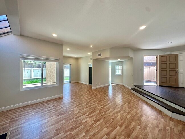 Foto del edificio - Spacious Updated Home In Desirable 92029 I...
