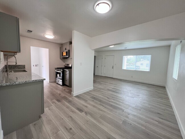 Building Photo - 1651 Nogales St