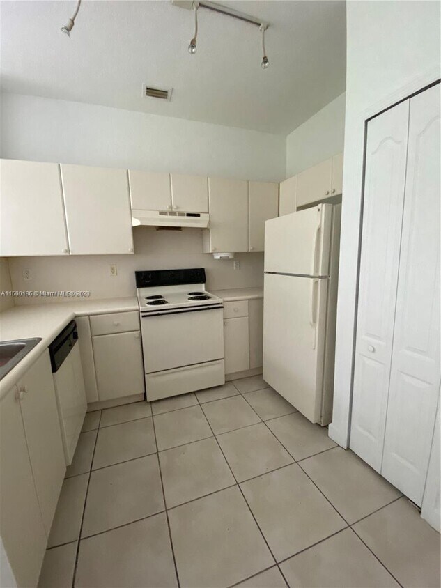 7070 NW 177th St Unit 20010, Hialeah, FL 33015 Room for Rent in