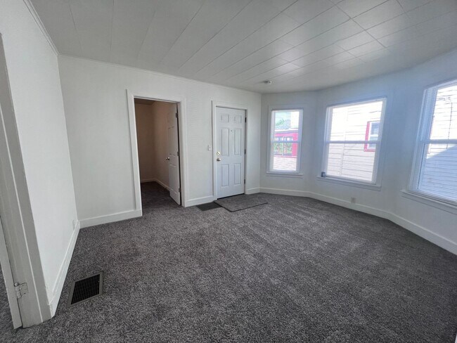 Building Photo - Three Bedroom Single Family Home!