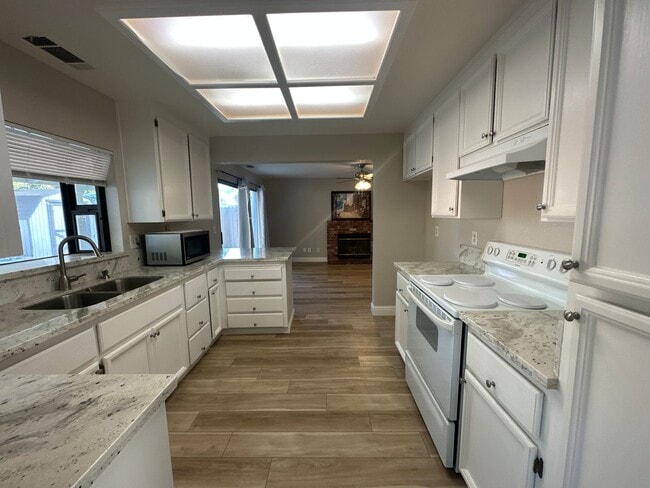 Building Photo - 2108 Bailey Ct