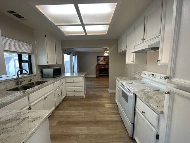Foto del edificio - 2108 Bailey Ct