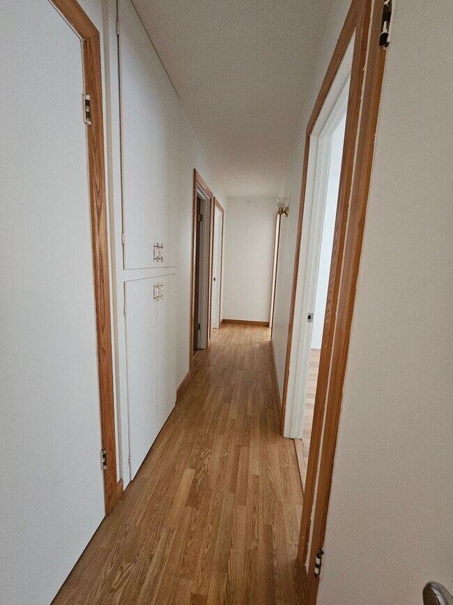 Foto del edificio - NW 3 Bedroom 1 bath, Large Fenced Yard, 1 Stall Garage