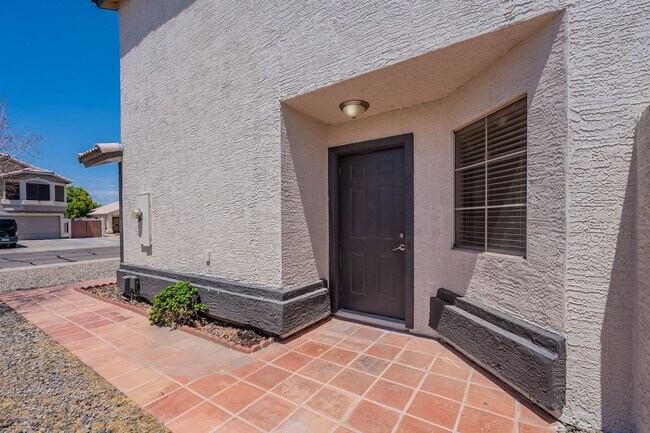 Foto del edificio - Spacious 5-Bedroom Home with Loft in Prime...