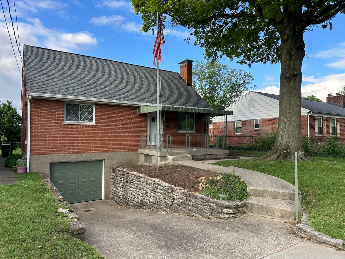 Primary Photo - 626 Moeller Ave