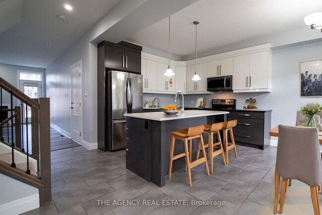 Building Photo - BEAUTIFUL TOWNHOME  *SUNNINGDALE * 5 Bedroom * Garage * AVAIL NOW