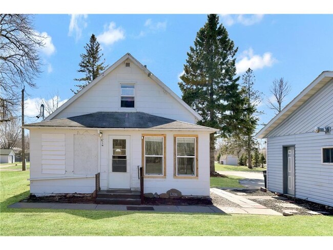 Building Photo - 3 Bedroom, 1 Bath home in Little Falls, MN...