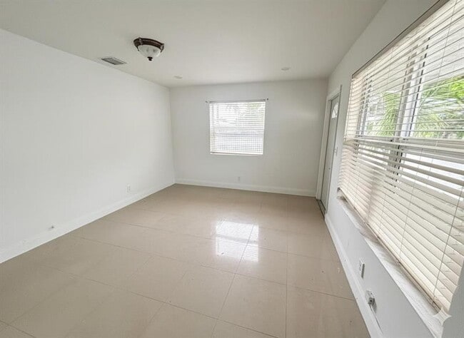 Building Photo - 749 NW 5th Ct