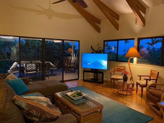 22 foot ceilings - 55 Hale Noho Way