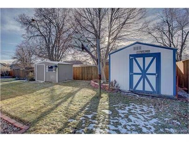 Foto del edificio - Updated clean and colorful 4 bed 2 bath ranch with a 2-Car garage!
