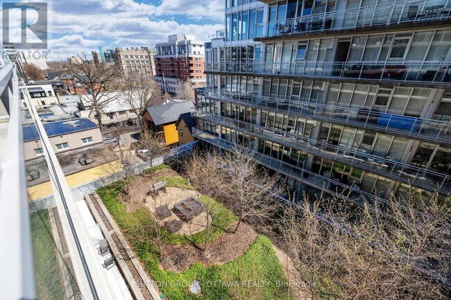 Photo du bâtiment - 354-354 Gladstone Ave