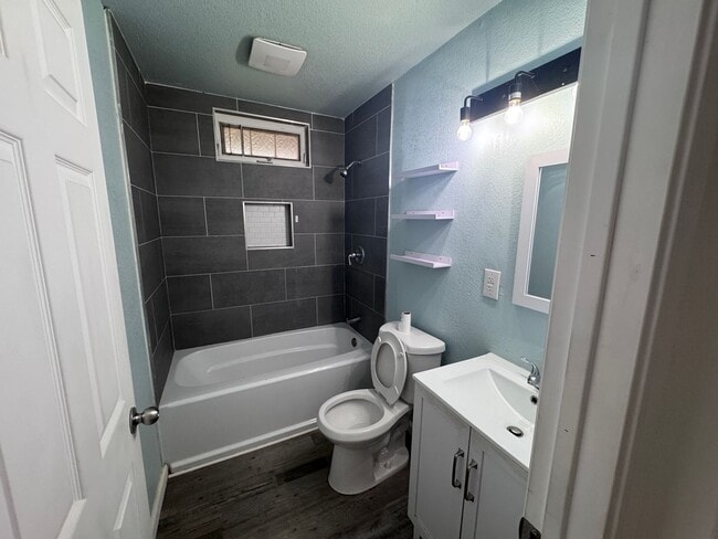 Building Photo - Cozy two bedroom 1 bathroom home