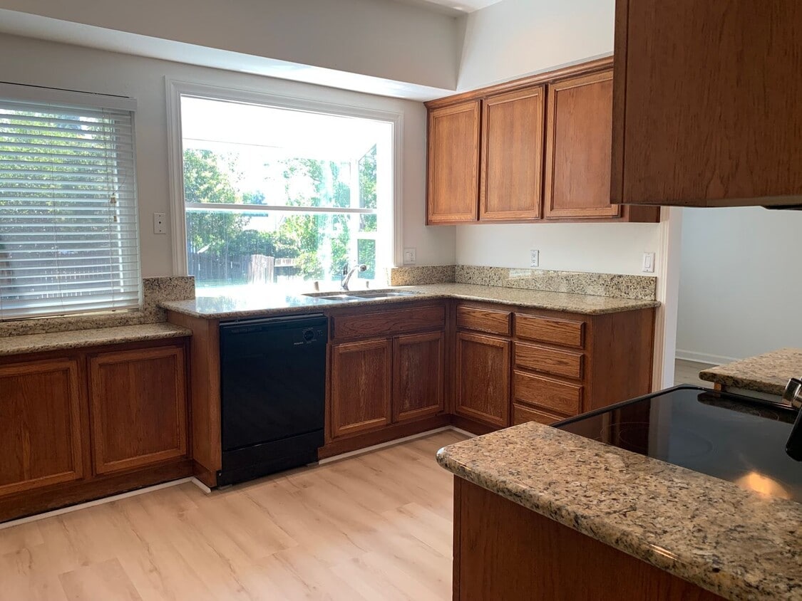 Primary Photo - Large 4 bedroom in Orangevale with huge yard