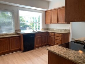 Building Photo - 6560 Skyview Dr