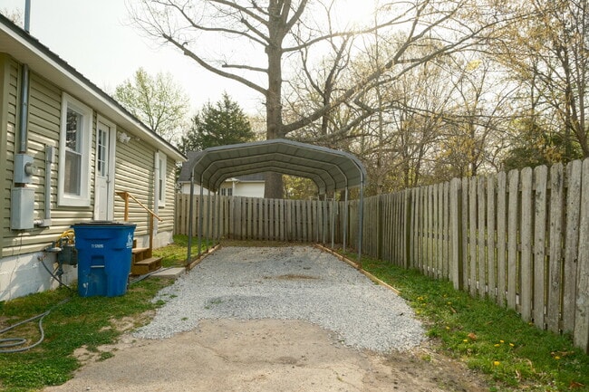 Building Photo - Welcome to 204 Oakland!