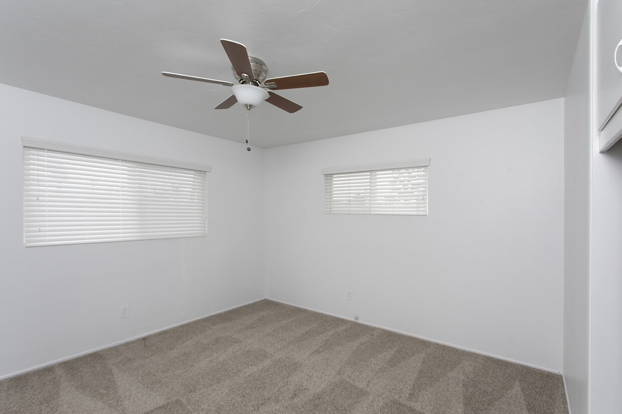 Building Photo - Bright 2 BR in Pacific Beach with 2 Parkin...