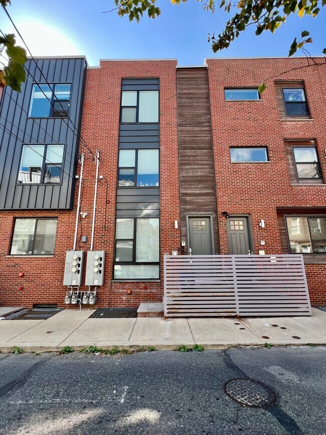 Foto del edificio - Luxurious 2-Bedroom Townhome with One Park...