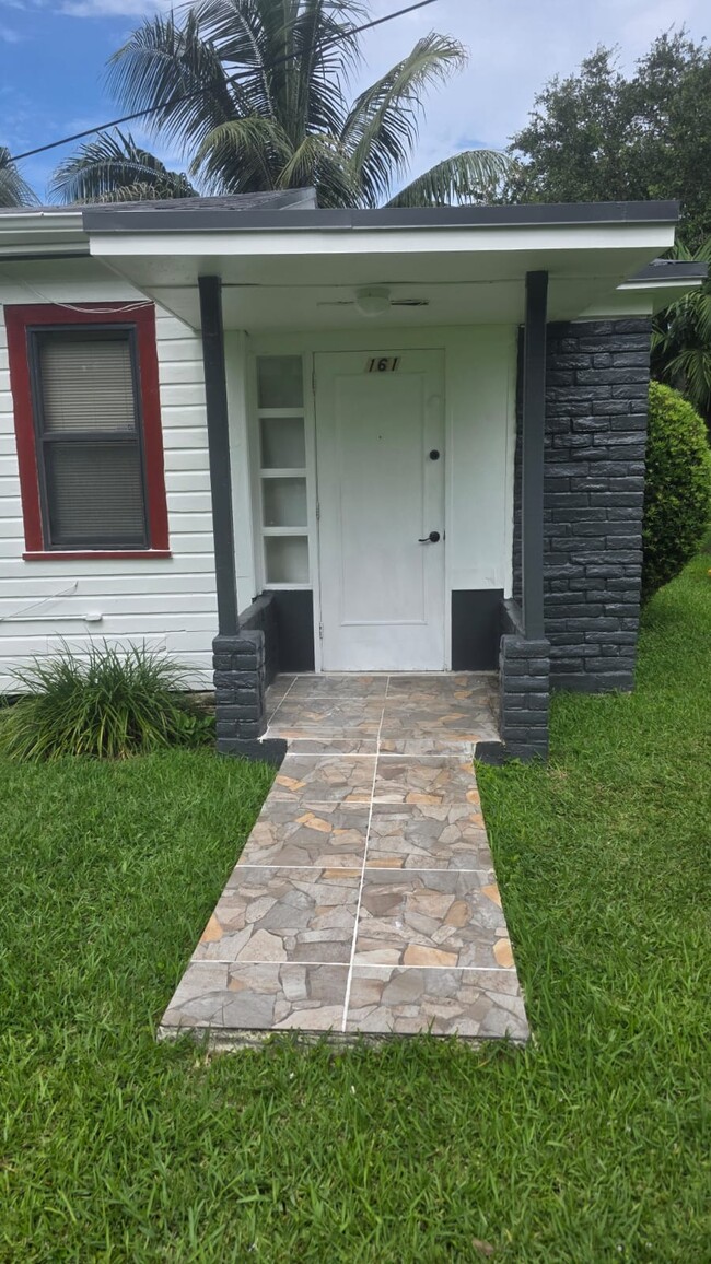 Foto del edificio - 161 NW 156th St