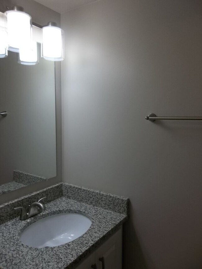 Foto del edificio - Spacious Main Level Townhouse Available