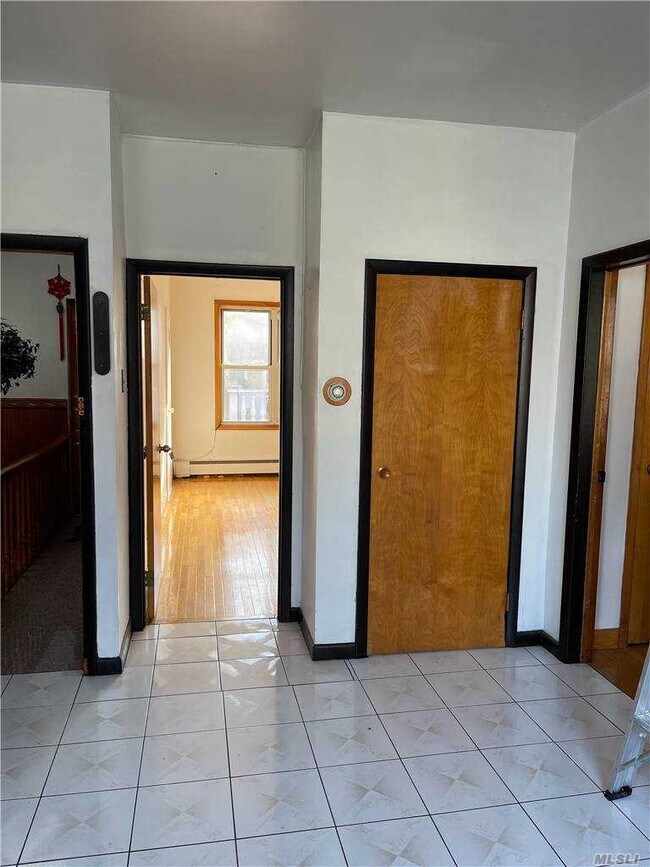 Foto del edificio - 1599 Gates Ave