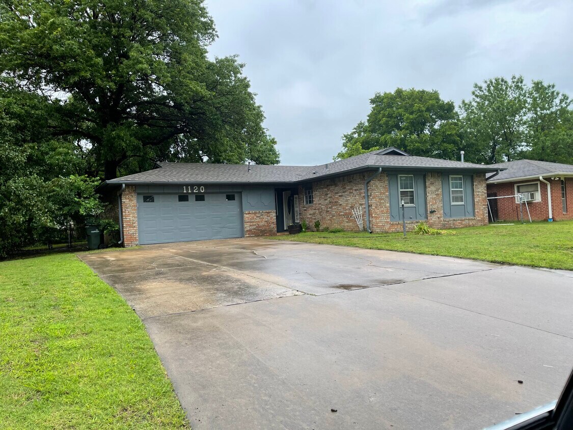 Primary Photo - 1120 W Will Rogers Ct