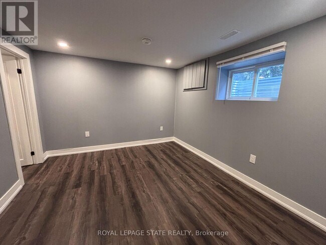 Photo du bâtiment - 185 Bonaventure Dr