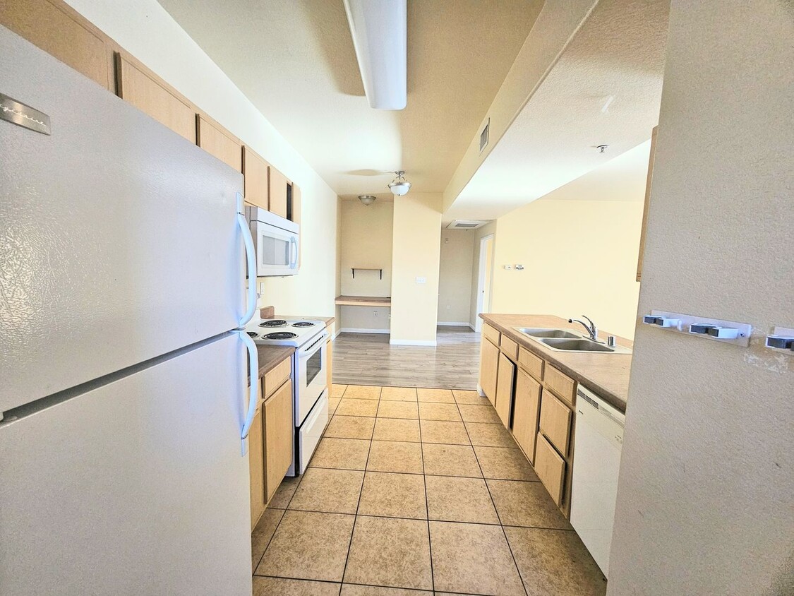 Foto principal - Beautiful 2 bedroom condo with garage. All...