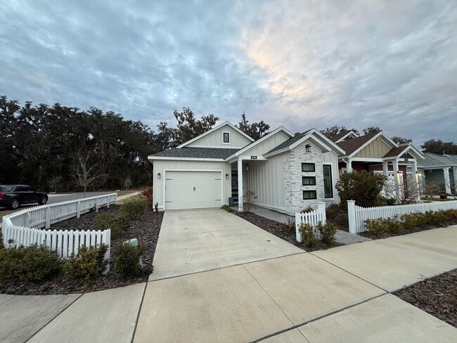 Foto del edificio - Beautiful Home located in Fairway Pointe