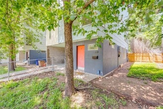 Building Photo - 712 E 45th St