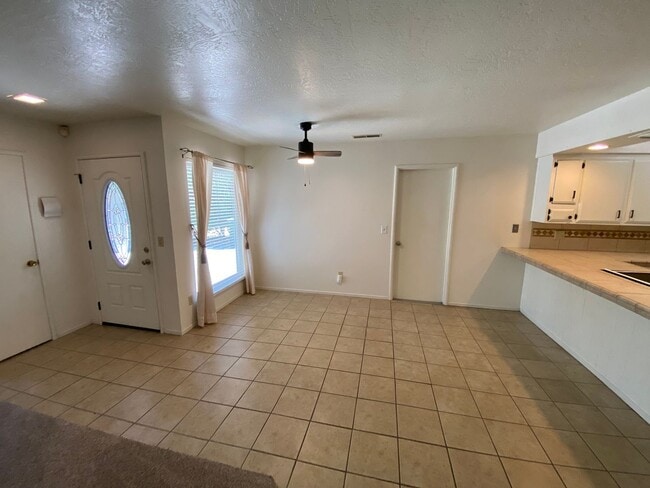 Foto del edificio - Charming home! Coming soon!