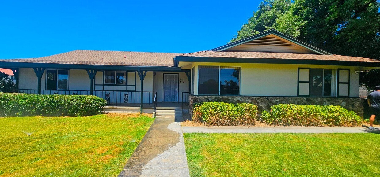 Foto principal - 5 bed 2.5 bath Single Story With 3 CAR Gar...