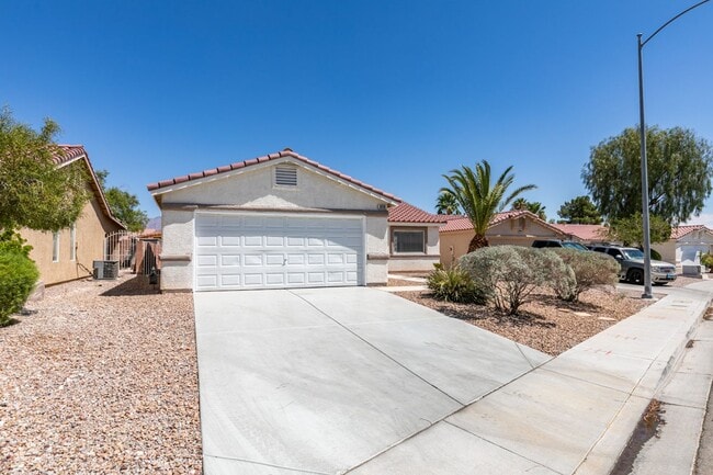 Building Photo - Beautiful 3 bedroom 2 bath home in NLV!